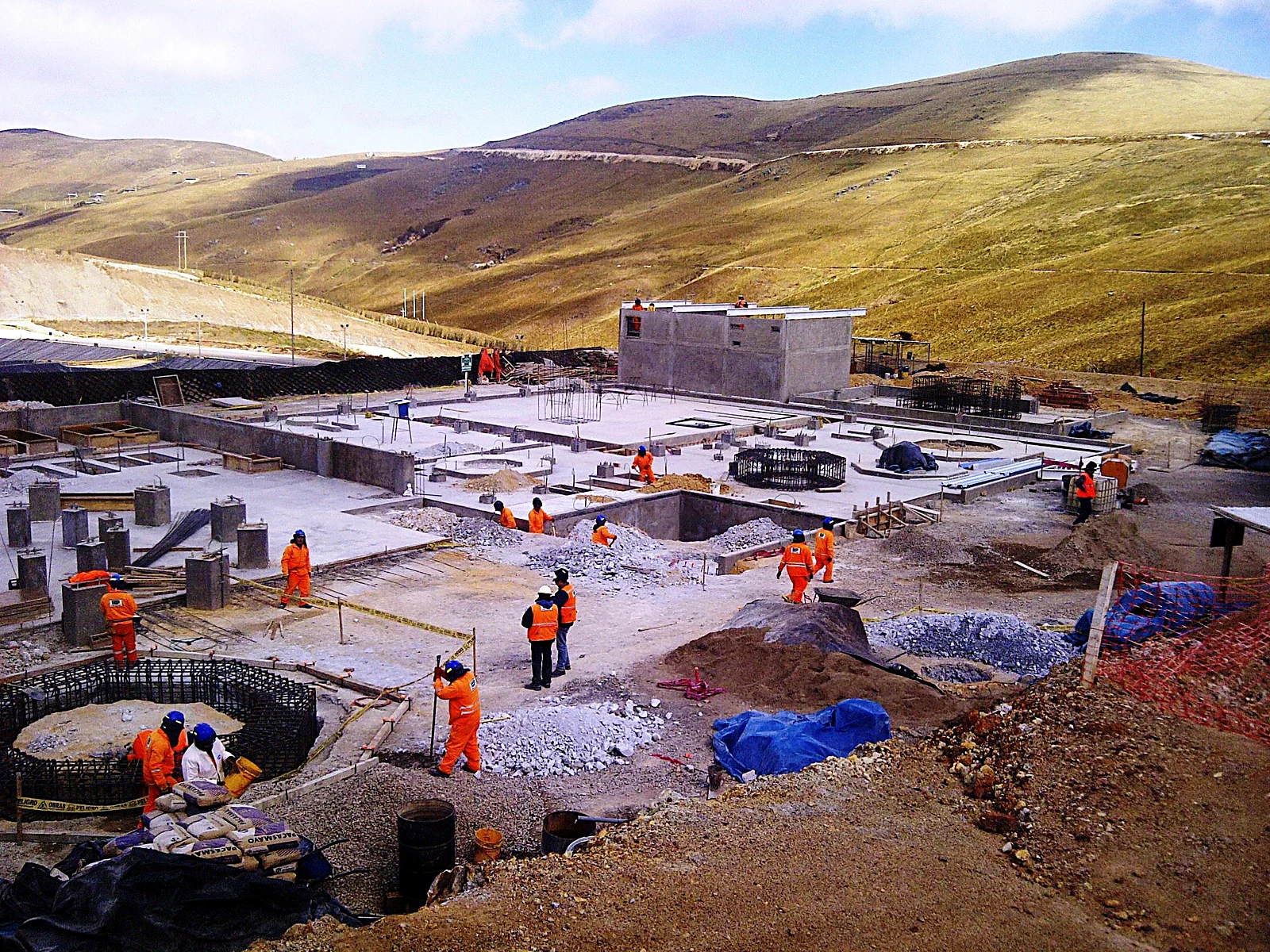 Frente de obra de PROYCON con cuadrillas ejecutando cimentaciones en una unidad minera